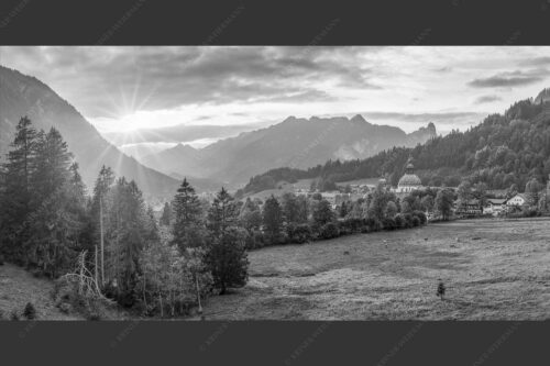 Blick über Kloster Ettal zum Kofel und ins Graswangtal - Gelöbnis 2:1 sw -- Kloster Ettal mit Sonnenuntergang im Graswangtal - mehr Infos bei www.Kriner-Weiermann.de