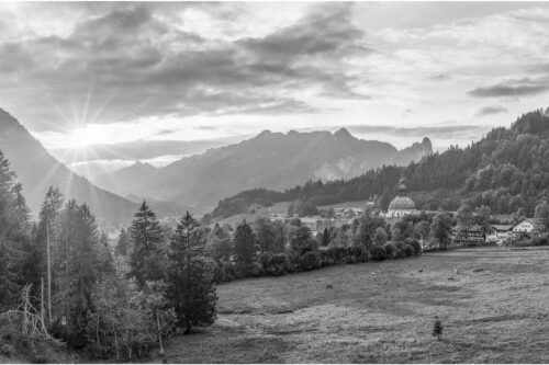 Blick über Kloster Ettal zum Kofel und ins Graswangtal - Gelöbnis 3:2 sw -- Kloster Ettal mit Sonnenuntergang im Graswangtal - mehr Infos bei www.Kriner-Weiermann.de