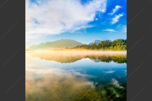 Sommermorgen am Barmsee mit Soiern- und Karwendelgebirge - Gespiegelt 1:1  -- Spiegelung am Barmsee mit Soierngebirge - mehr Infos bei www.Kriner-Weiermann.de