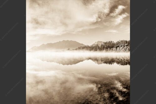 Sommermorgen am Barmsee mit Soiern- und Karwendelgebirge - Gespiegelt 1:1 sepia -- Spiegelung am Barmsee mit Soierngebirge - mehr Infos bei www.Kriner-Weiermann.de