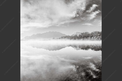 Sommermorgen am Barmsee mit Soiern- und Karwendelgebirge - Gespiegelt 1:1 sw -- Spiegelung am Barmsee mit Soierngebirge - mehr Infos bei www.Kriner-Weiermann.de