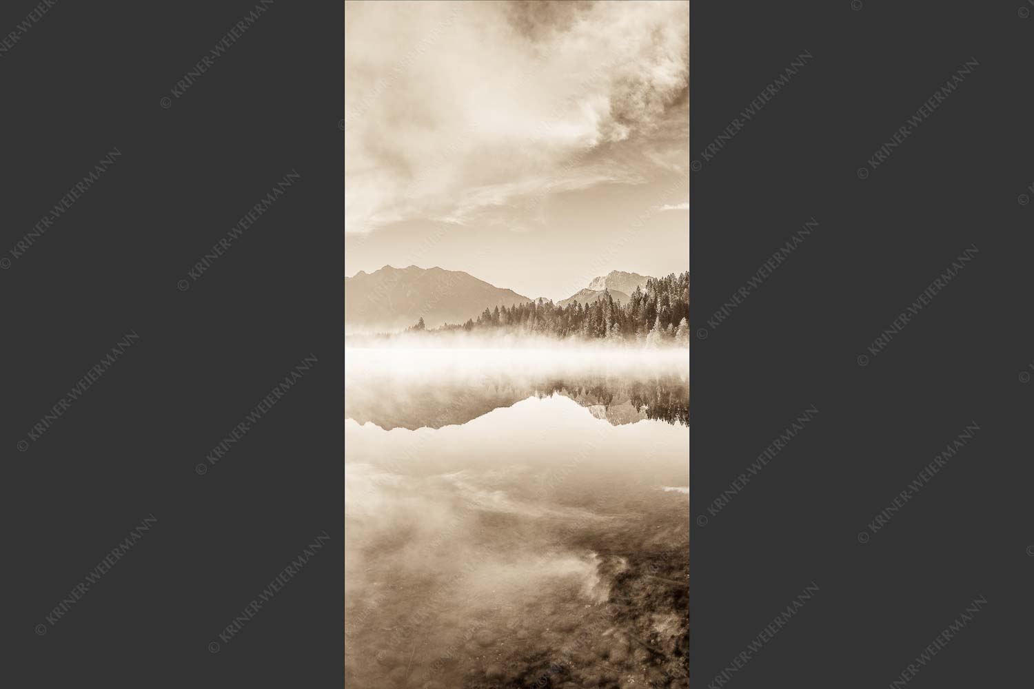 Sommermorgen am Barmsee mit Soiern- und Karwendelgebirge - Gespiegelt 1:2 sepia -- Spiegelung am Barmsee mit Soierngebirge - mehr Infos bei www.Kriner-Weiermann.de