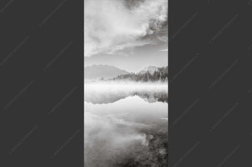 Sommermorgen am Barmsee mit Soiern- und Karwendelgebirge - Gespiegelt 1:2 sw -- Spiegelung am Barmsee mit Soierngebirge - mehr Infos bei www.Kriner-Weiermann.de