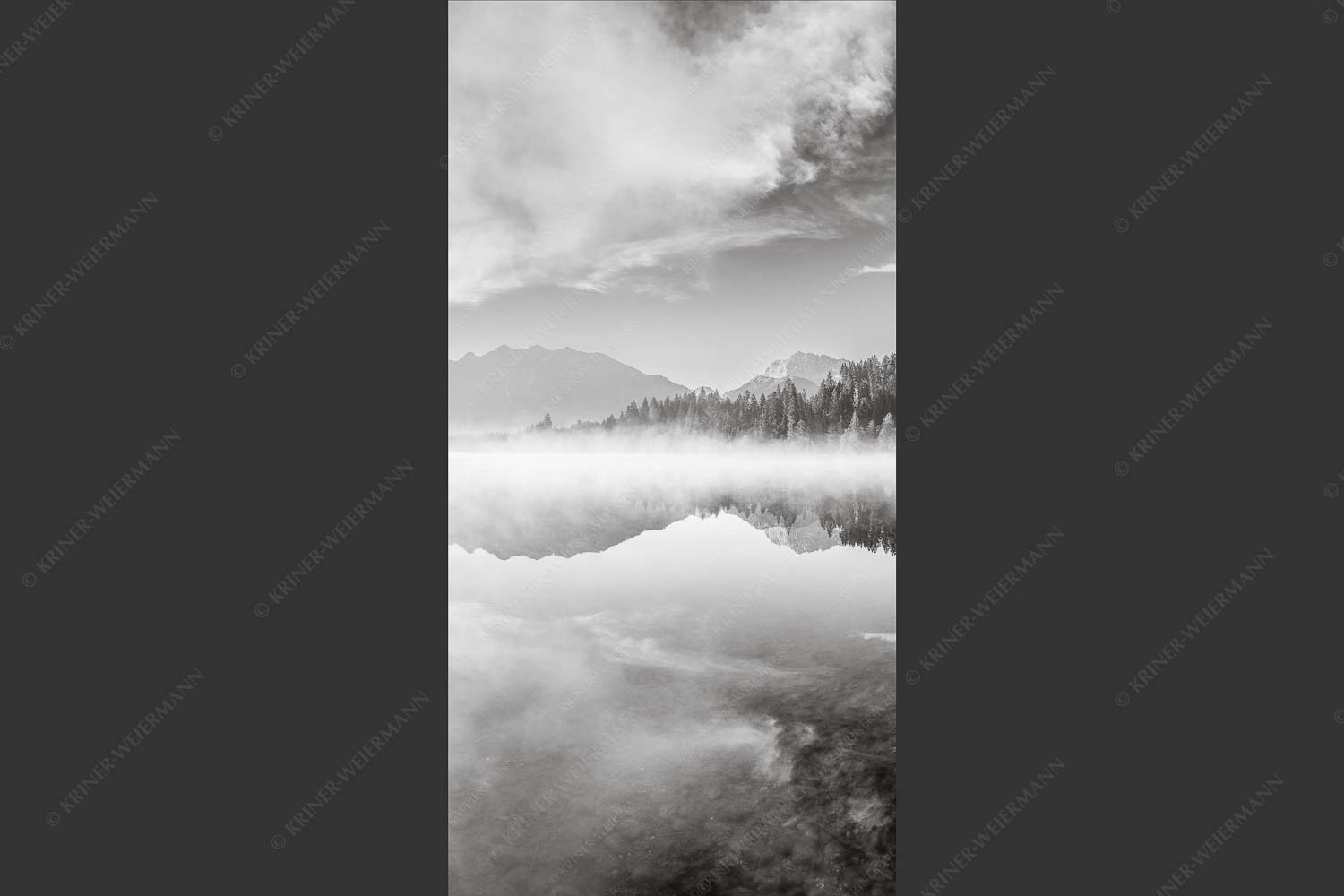 Sommermorgen am Barmsee mit Soiern- und Karwendelgebirge - Gespiegelt 1:2 sw -- Spiegelung am Barmsee mit Soierngebirge - mehr Infos bei www.Kriner-Weiermann.de