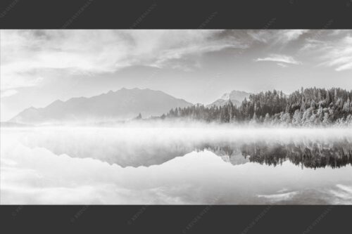 Sommermorgen am Barmsee mit Soiern- und Karwendelgebirge - Gespiegelt 2:1 sw -- Spiegelung am Barmsee mit Soierngebirge - mehr Infos bei www.Kriner-Weiermann.de