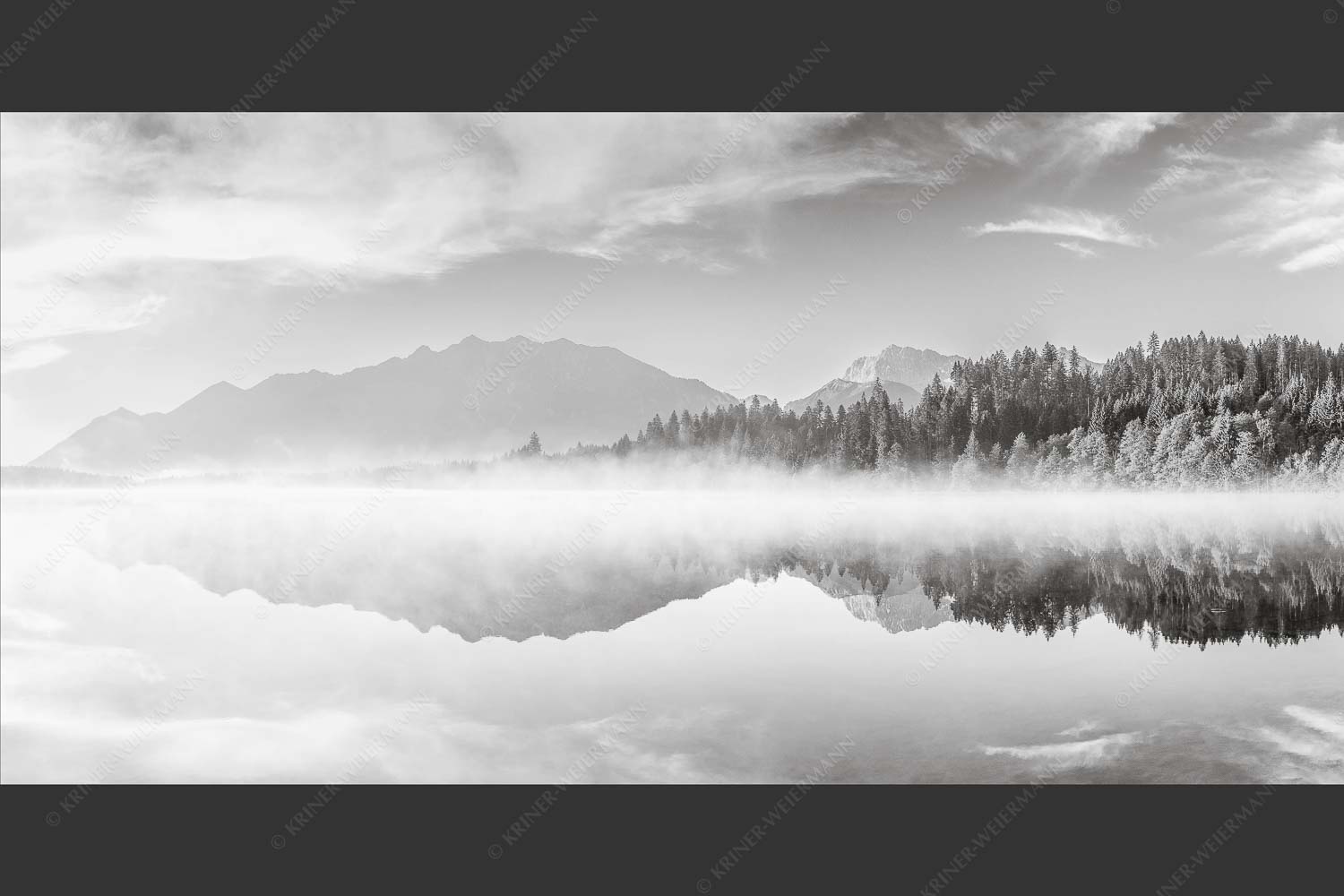 Sommermorgen am Barmsee mit Soiern- und Karwendelgebirge - Gespiegelt 2:1 sw -- Spiegelung am Barmsee mit Soierngebirge - mehr Infos bei www.Kriner-Weiermann.de