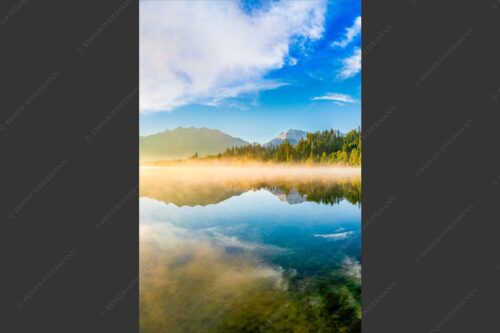 Sommermorgen am Barmsee mit Soiern- und Karwendelgebirge - Gespiegelt 2:3  -- Spiegelung am Barmsee mit Soierngebirge - mehr Infos bei www.Kriner-Weiermann.de