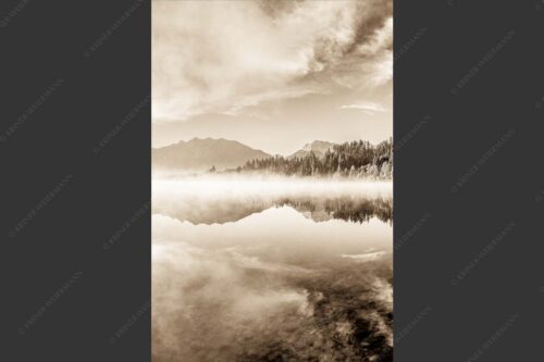 Sommermorgen am Barmsee mit Soiern- und Karwendelgebirge - Gespiegelt 2:3 sepia -- Spiegelung am Barmsee mit Soierngebirge - mehr Infos bei www.Kriner-Weiermann.de