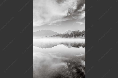 Sommermorgen am Barmsee mit Soiern- und Karwendelgebirge - Gespiegelt 2:3 sw -- Spiegelung am Barmsee mit Soierngebirge - mehr Infos bei www.Kriner-Weiermann.de