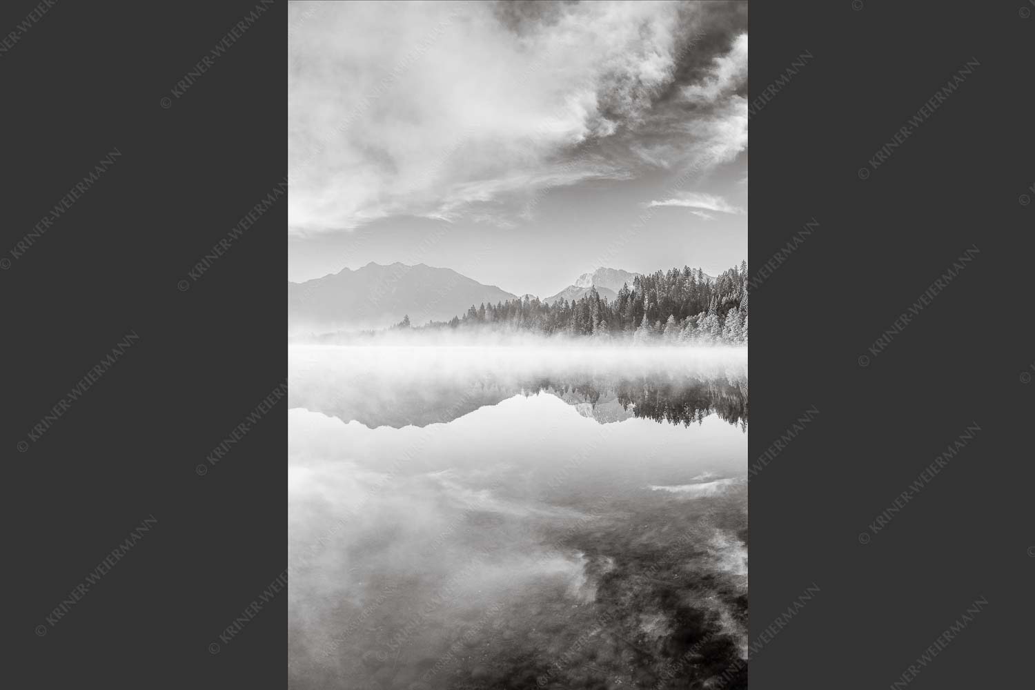 Sommermorgen am Barmsee mit Soiern- und Karwendelgebirge - Gespiegelt 2:3 sw -- Spiegelung am Barmsee mit Soierngebirge - mehr Infos bei www.Kriner-Weiermann.de