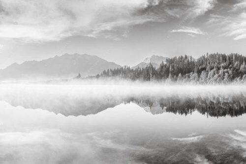 Sommermorgen am Barmsee mit Soiern- und Karwendelgebirge - Gespiegelt 3:2 sw -- Spiegelung am Barmsee mit Soierngebirge - mehr Infos bei www.Kriner-Weiermann.de