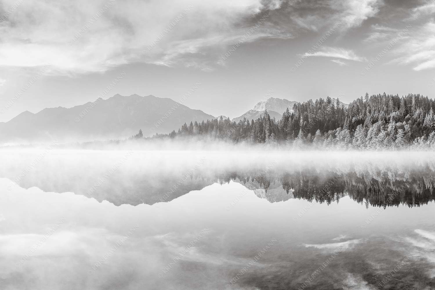 Sommermorgen am Barmsee mit Soiern- und Karwendelgebirge - Gespiegelt 3:2 sw -- Spiegelung am Barmsee mit Soierngebirge - mehr Infos bei www.Kriner-Weiermann.de