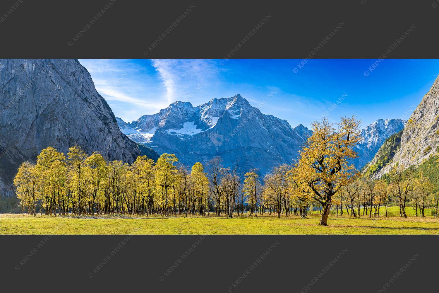 Blick über Großen Ahornboden zur Spritzkarspitze im Karwendelgebirge - Goldgrube 2,5:1 -- Herbstfärbung am Ahornboden - mehr Infos bei www.Kriner-Weiermann.de