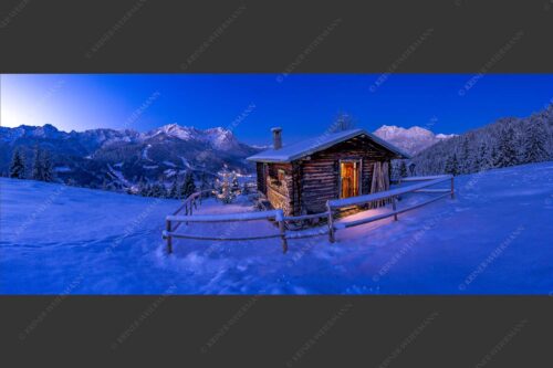 Eckenhütte mit Garmisch-Partenkirchen und Zugspitzmassiv - Griabig 2,5:1  -- Advent an der Eckenhütte mit Zugspitze - mehr Infos bei www.Kriner-Weiermann.de