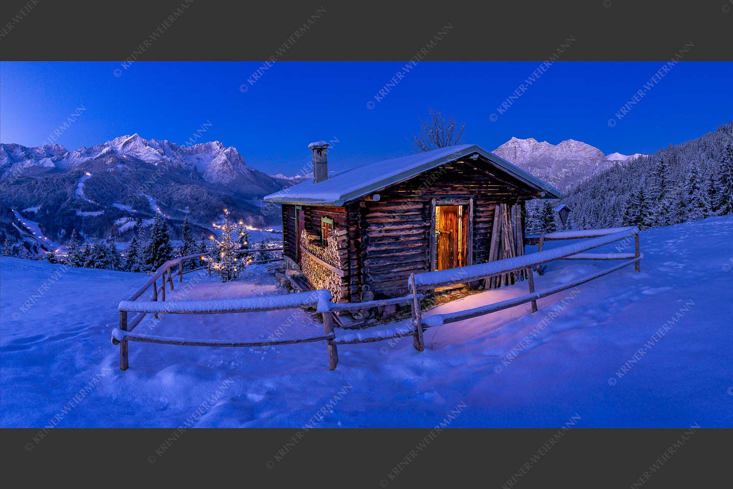 Eckenhütte mit Garmisch-Partenkirchen und Zugspitzmassiv - Griabig 2:1 -- Advent an der Eckenhütte mit Zugspitze - mehr Infos bei www.Kriner-Weiermann.de