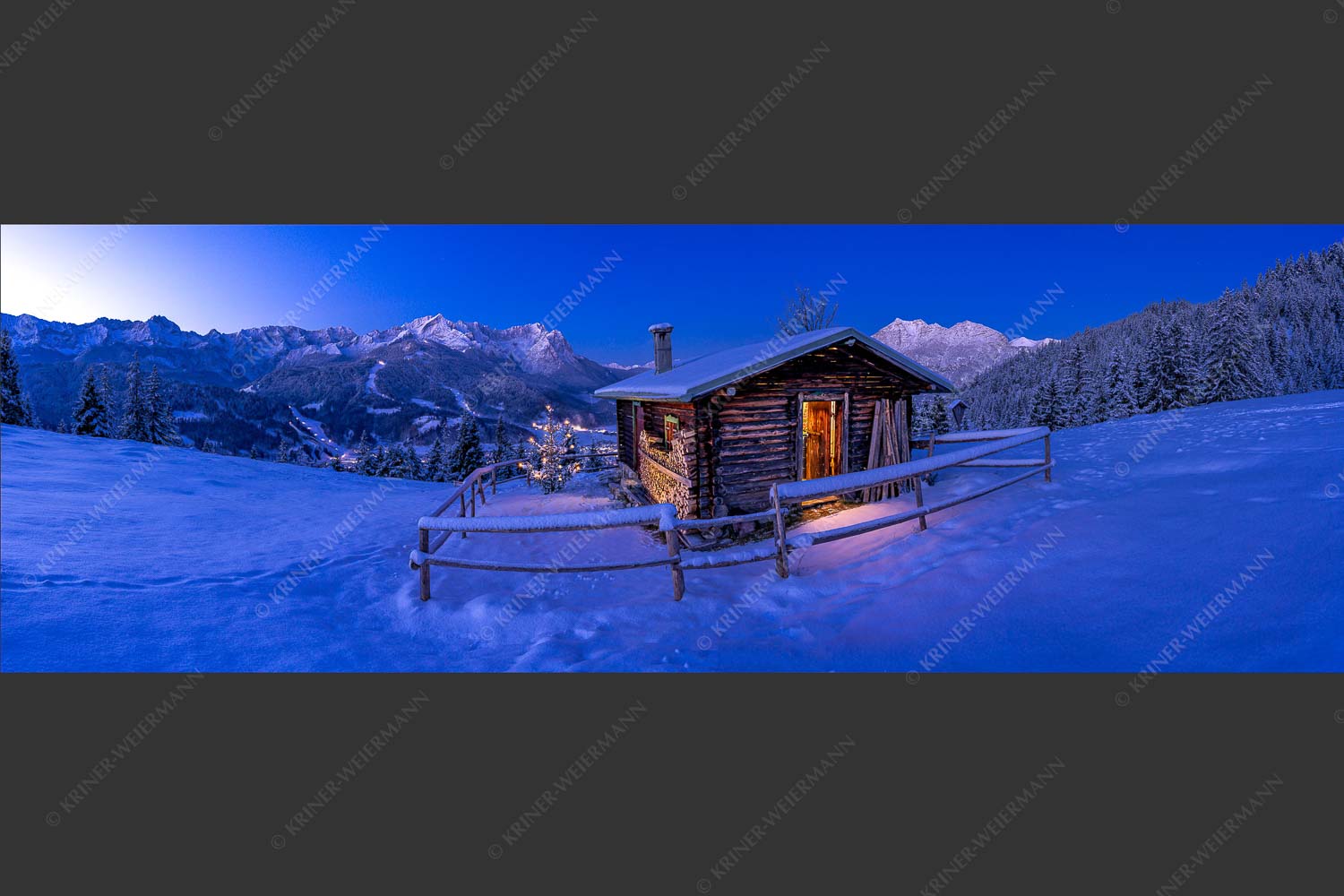 Eckenhütte mit Garmisch-Partenkirchen und Zugspitzmassiv - Griabig 3:1 -- Advent an der Eckenhütte mit Zugspitze - mehr Infos bei www.Kriner-Weiermann.de