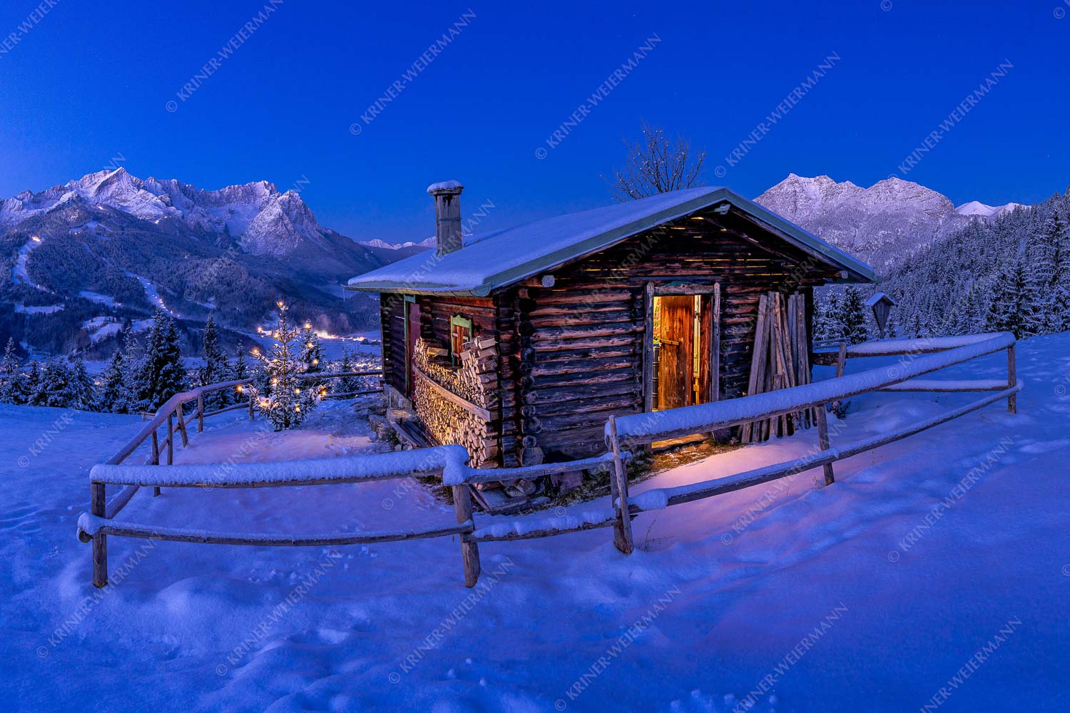 Eckenhütte mit Garmisch-Partenkirchen und Zugspitzmassiv - Griabig 3:2 -- Advent an der Eckenhütte mit Zugspitze - mehr Infos bei www.Kriner-Weiermann.de
