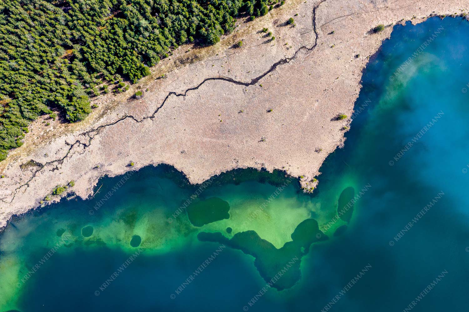 Üfer an bayrischem Gebirgsee - Grüne Tiefen 3:2 -- See Draufsicht - mehr Infos bei www.Kriner-Weiermann.de