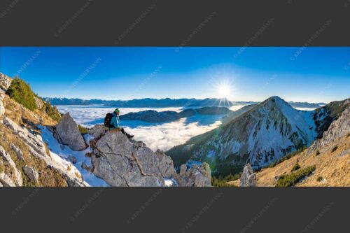 Blick über Finztal zum Sonnenuntergang am Zugspitzmassiv - Halleluja 2,5:1  -- Bergsteiger Rast im Estergebirge mit Bischof - mehr Infos bei www.Kriner-Weiermann.de