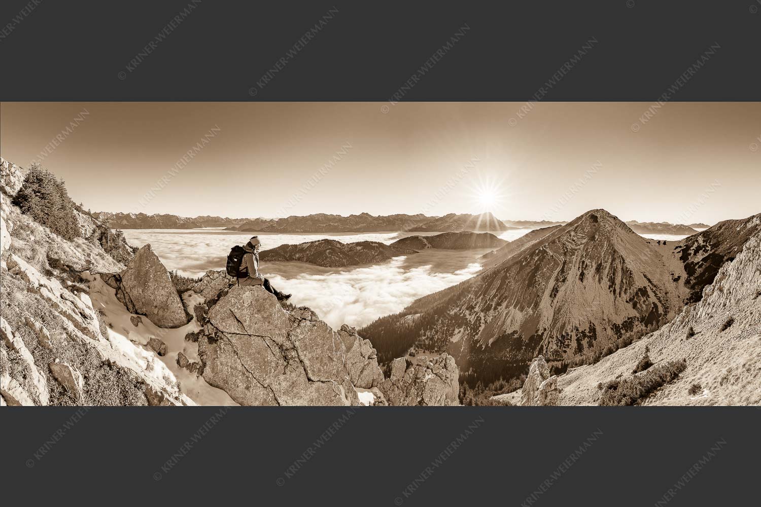 Blick über Finztal zum Sonnenuntergang am Zugspitzmassiv - Halleluja 2,5:1 sepia -- Bergsteiger Rast im Estergebirge mit Bischof - mehr Infos bei www.Kriner-Weiermann.de