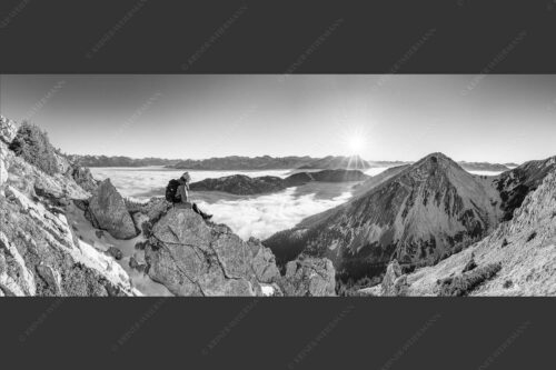 Blick über Finztal zum Sonnenuntergang am Zugspitzmassiv - Halleluja 2,5:1 sw -- Bergsteiger Rast im Estergebirge mit Bischof - mehr Infos bei www.Kriner-Weiermann.de