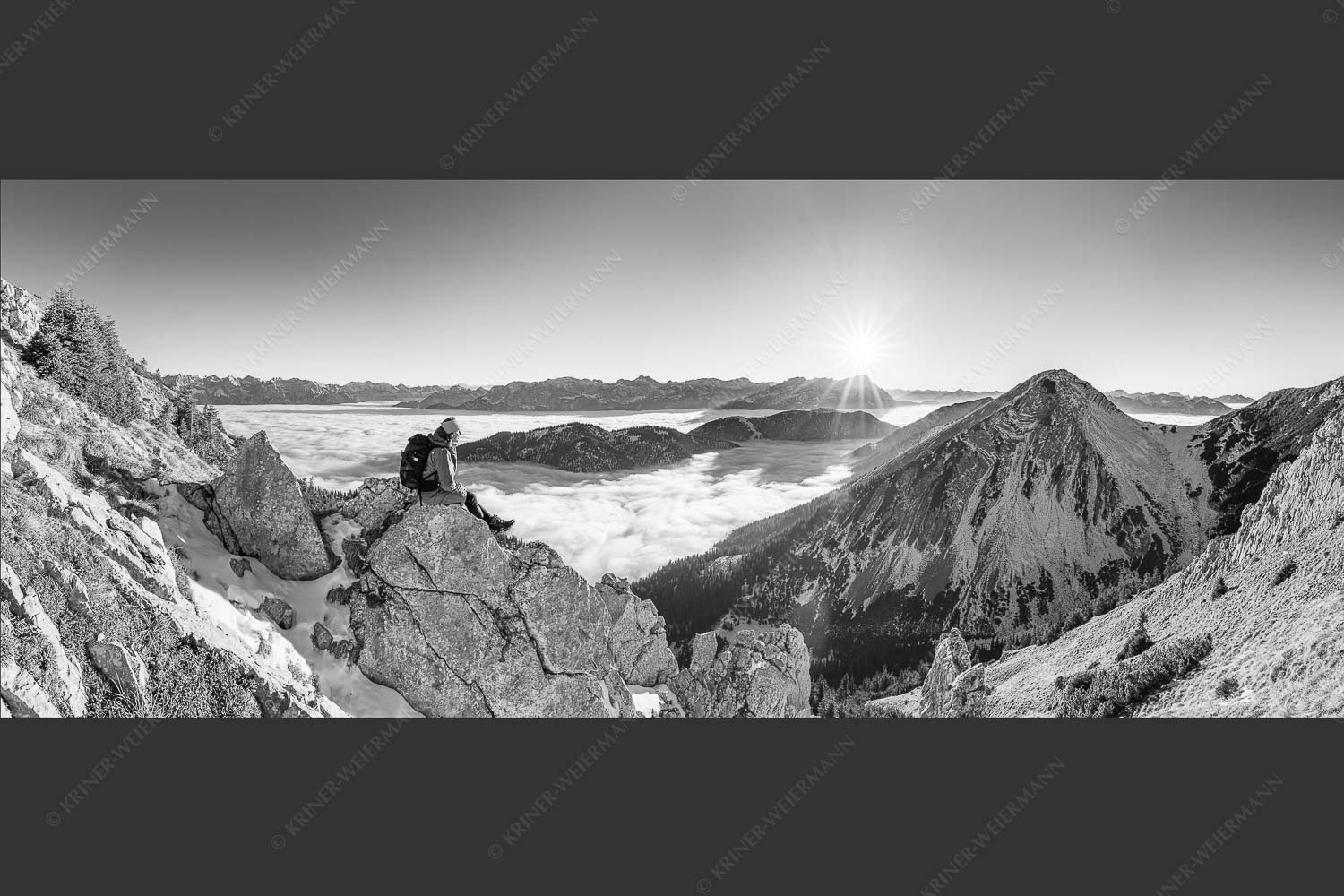 Blick über Finztal zum Sonnenuntergang am Zugspitzmassiv - Halleluja 2,5:1 sw -- Bergsteiger Rast im Estergebirge mit Bischof - mehr Infos bei www.Kriner-Weiermann.de