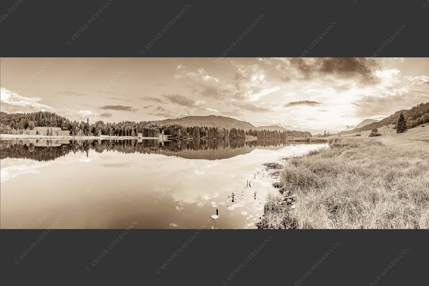 Sonnenuntergang am Geroldsee mit Wettertstein und Wank - Harmonie 2,5:1 sepia -- Abendstimmung am Geroldsee - mehr Infos bei www.Kriner-Weiermann.de