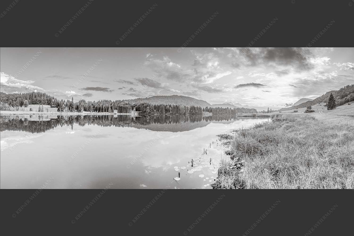 Sonnenuntergang am Geroldsee mit Wettertstein und Wank - Harmonie 2,5:1 sw -- Abendstimmung am Geroldsee - mehr Infos bei www.Kriner-Weiermann.de