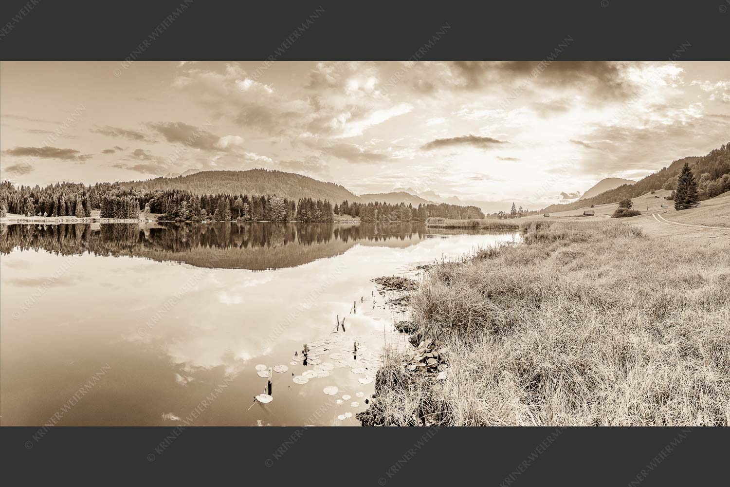 Sonnenuntergang am Geroldsee mit Wettertstein und Wank - Harmonie 2:1 sepia -- Abendstimmung am Geroldsee - mehr Infos bei www.Kriner-Weiermann.de