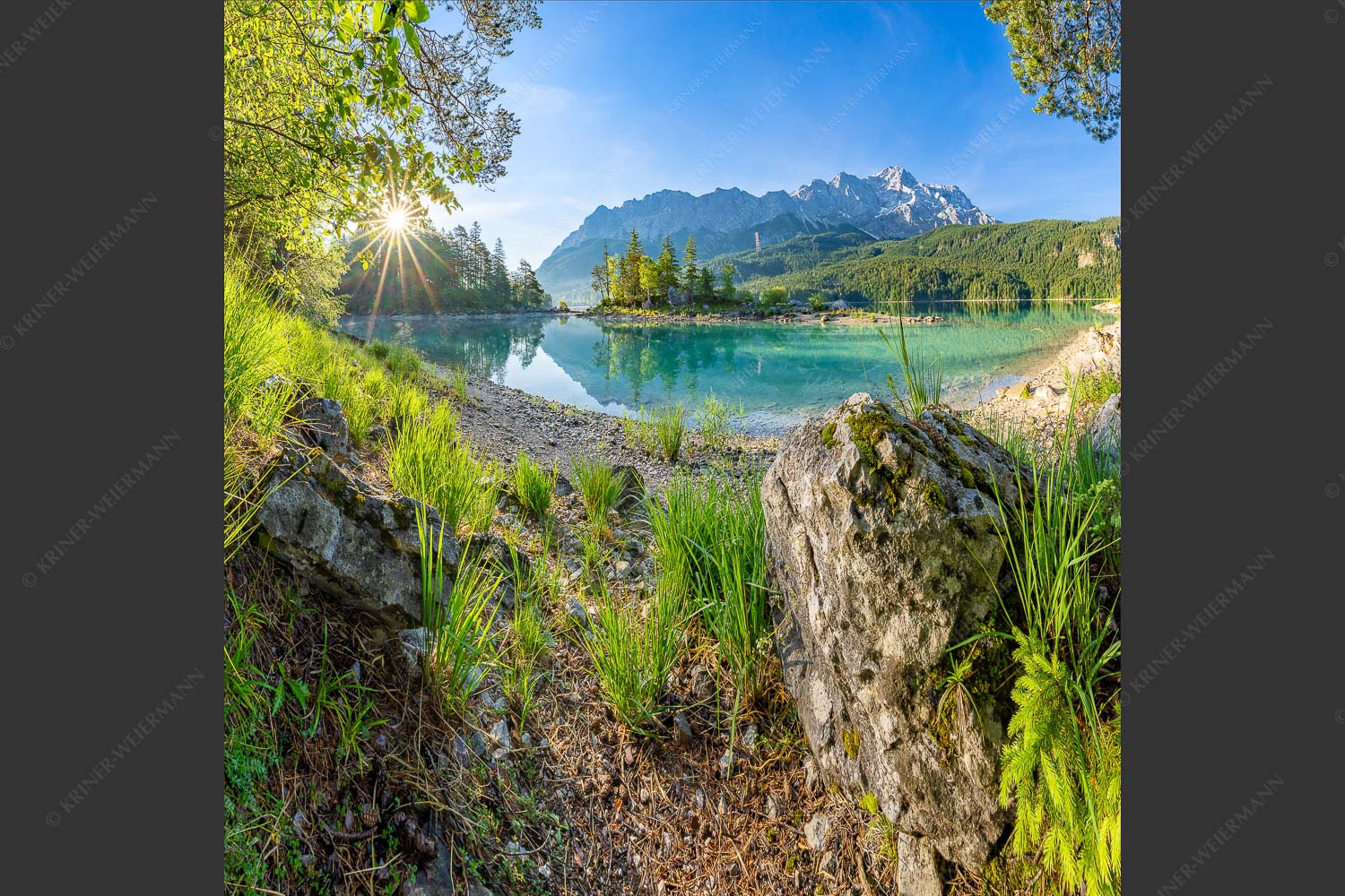 Blick über Eibsee zur Zugspitze im Wettersteingebirge - Heimliche Bucht 1:1  -- Sonnenaufgang am Eibsee mit Zugspitze - mehr Infos bei www.Kriner-Weiermann.de
