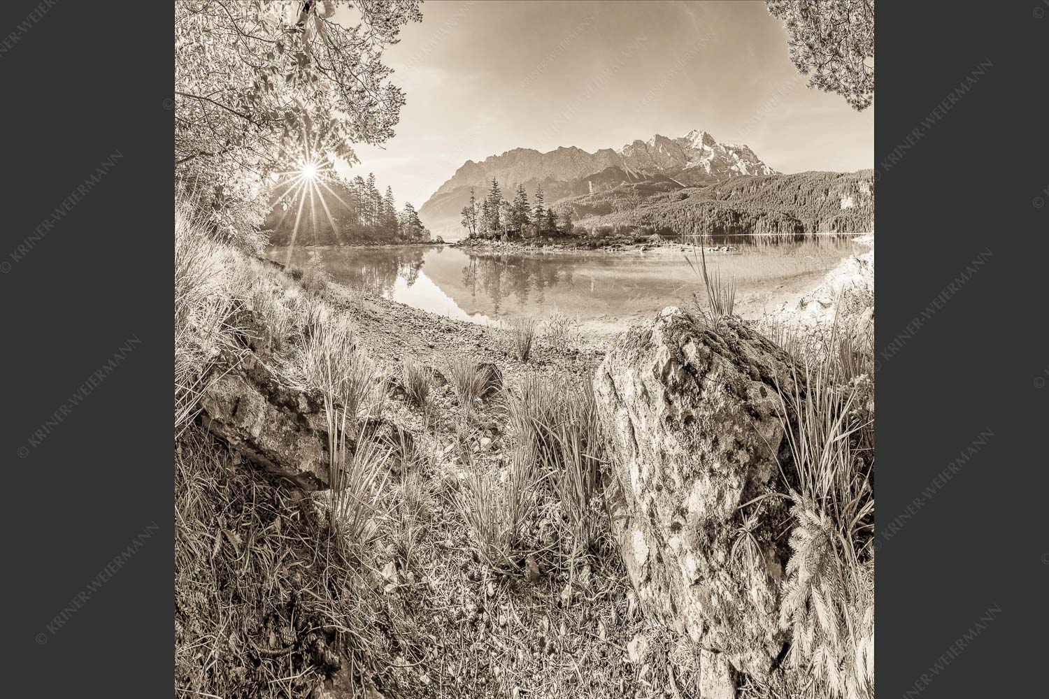 Blick über Eibsee zur Zugspitze im Wettersteingebirge - Heimliche Bucht 1:1 sepia -- Sonnenaufgang am Eibsee mit Zugspitze - mehr Infos bei www.Kriner-Weiermann.de