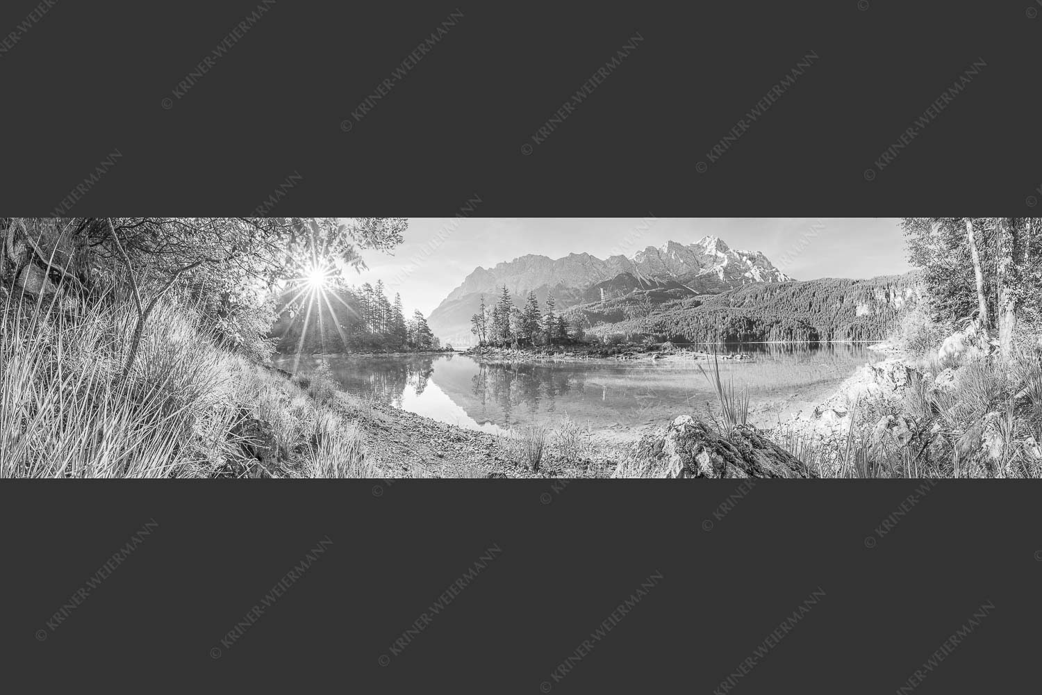 Blick über Eibsee zur Zugspitze im Wettersteingebirge - Heimliche Bucht 4:1 sw -- Sonnenaufgang am Eibsee mit Zugspitze - mehr Infos bei www.Kriner-Weiermann.de