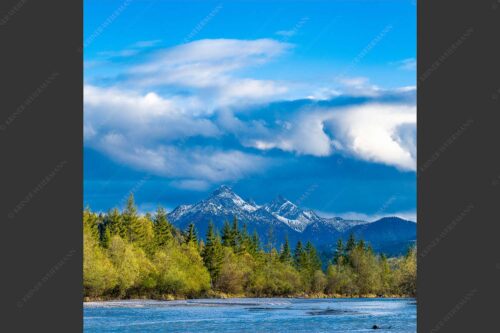 Blick über die Isar zu den Arnspitzen - Heimliches Wahrzeichen 1:1  -- Isar mit den drei Arnspitzen - mehr Infos bei www.Kriner-Weiermann.de