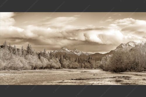 Blick über die Isar zu den Arnspitzen - Heimliches Wahrzeichen 2:1 sepia -- Isar mit den drei Arnspitzen - mehr Infos bei www.Kriner-Weiermann.de