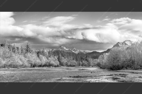 Blick über die Isar zu den Arnspitzen - Heimliches Wahrzeichen 2:1 sw -- Isar mit den drei Arnspitzen - mehr Infos bei www.Kriner-Weiermann.de
