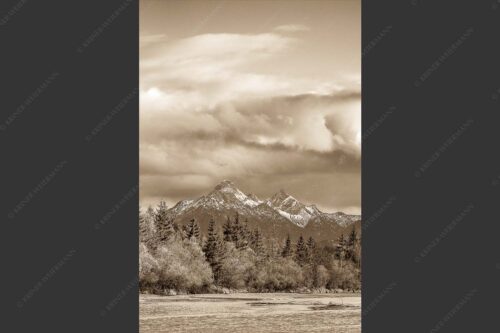 Blick über die Isar zu den Arnspitzen - Heimliches Wahrzeichen 2:3 sepia -- Isar mit den drei Arnspitzen - mehr Infos bei www.Kriner-Weiermann.de