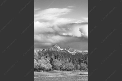 Blick über die Isar zu den Arnspitzen - Heimliches Wahrzeichen 2:3 sw -- Isar mit den drei Arnspitzen - mehr Infos bei www.Kriner-Weiermann.de