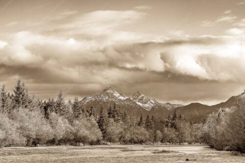 Blick über die Isar zu den Arnspitzen - Heimliches Wahrzeichen 3:2 sepia -- Isar mit den drei Arnspitzen - mehr Infos bei www.Kriner-Weiermann.de