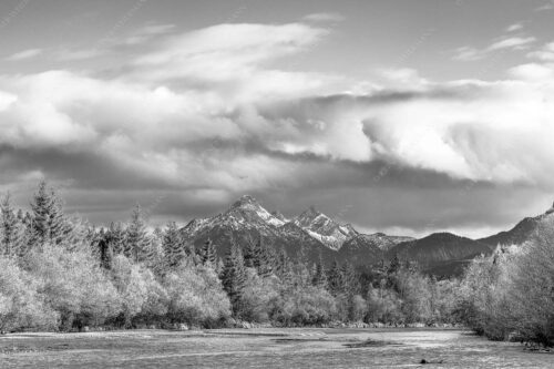 Blick über die Isar zu den Arnspitzen - Heimliches Wahrzeichen 3:2 sw -- Isar mit den drei Arnspitzen - mehr Infos bei www.Kriner-Weiermann.de