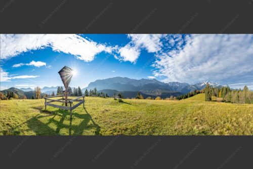 Wegkreuz mit Blick auf Karwendel- und Wettersteingebirge - Herrgot im Paradies III 2,5:1  -- Feldkreuz mit Eckbauer und Wetterstein - mehr Infos bei www.Kriner-Weiermann.de