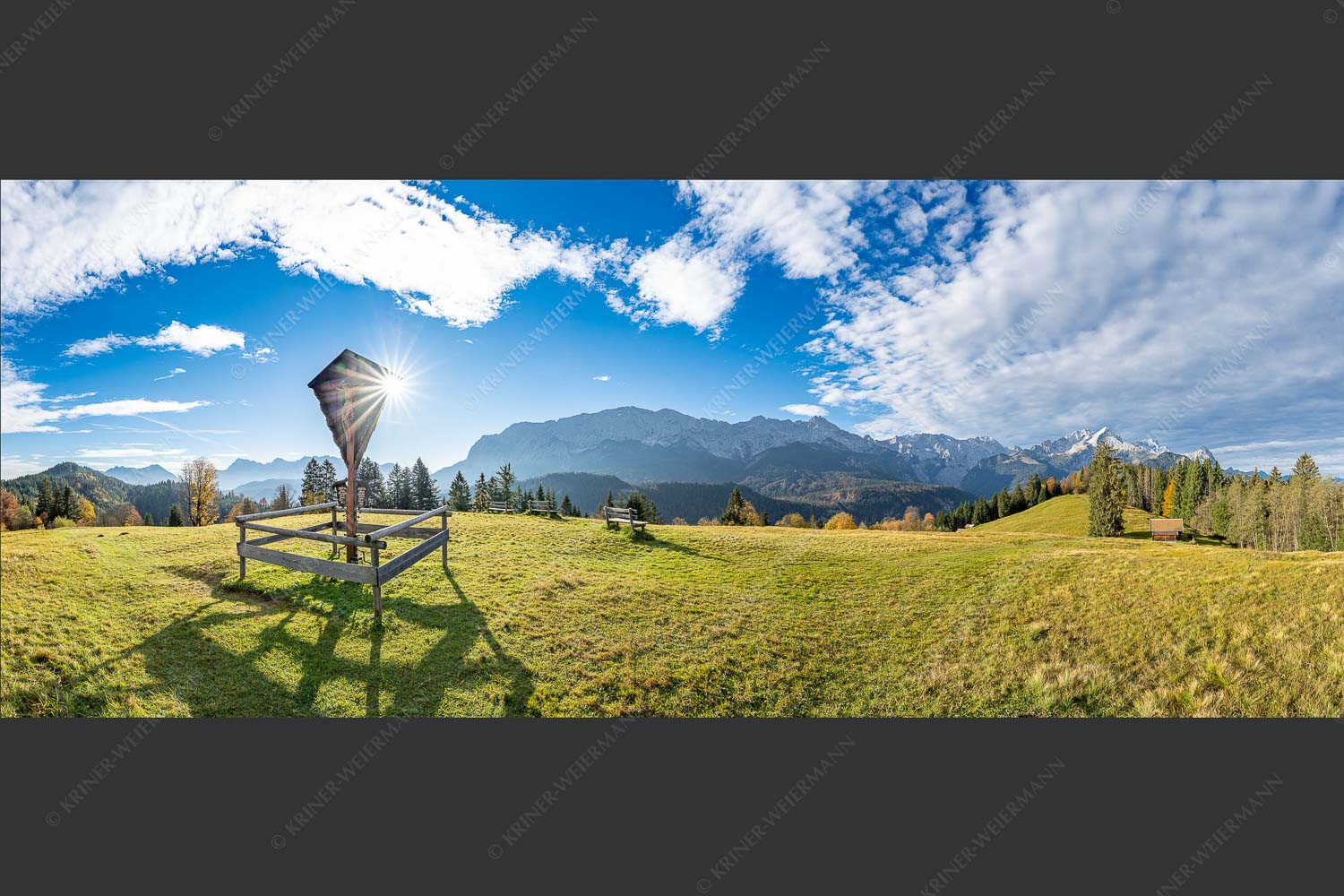 Wegkreuz mit Blick auf Karwendel- und Wettersteingebirge - Herrgot im Paradies III 2,5:1 -- Feldkreuz mit Eckbauer und Wetterstein - mehr Infos bei www.Kriner-Weiermann.de