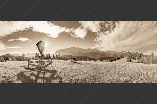 Wegkreuz mit Blick auf Karwendel- und Wettersteingebirge - Herrgot im Paradies III 2,5:1 sepia -- Feldkreuz mit Eckbauer und Wetterstein - mehr Infos bei www.Kriner-Weiermann.de
