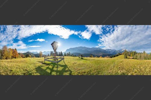 Wegkreuz mit Blick auf Karwendel- und Wettersteingebirge - Herrgot im Paradies III 3:1  -- Feldkreuz mit Eckbauer und Wetterstein - mehr Infos bei www.Kriner-Weiermann.de