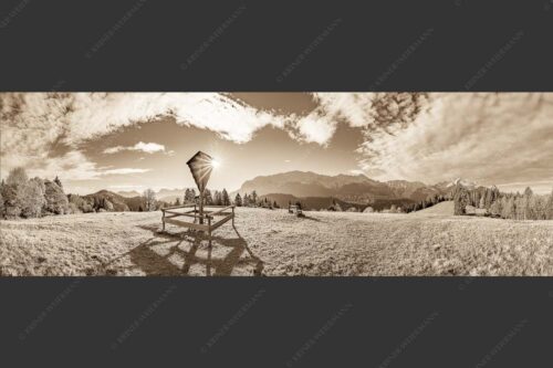 Wegkreuz mit Blick auf Karwendel- und Wettersteingebirge - Herrgot im Paradies III 3:1 sepia -- Feldkreuz mit Eckbauer und Wetterstein - mehr Infos bei www.Kriner-Weiermann.de
