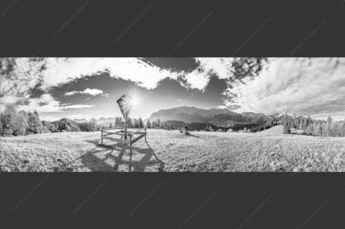 Wegkreuz mit Blick auf Karwendel- und Wettersteingebirge - Herrgot im Paradies III 3:1 sw -- Feldkreuz mit Eckbauer und Wetterstein - mehr Infos bei www.Kriner-Weiermann.de