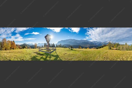 Wegkreuz mit Blick auf Karwendel- und Wettersteingebirge - Herrgot im Paradies III 4:1  -- Feldkreuz mit Eckbauer und Wetterstein - mehr Infos bei www.Kriner-Weiermann.de