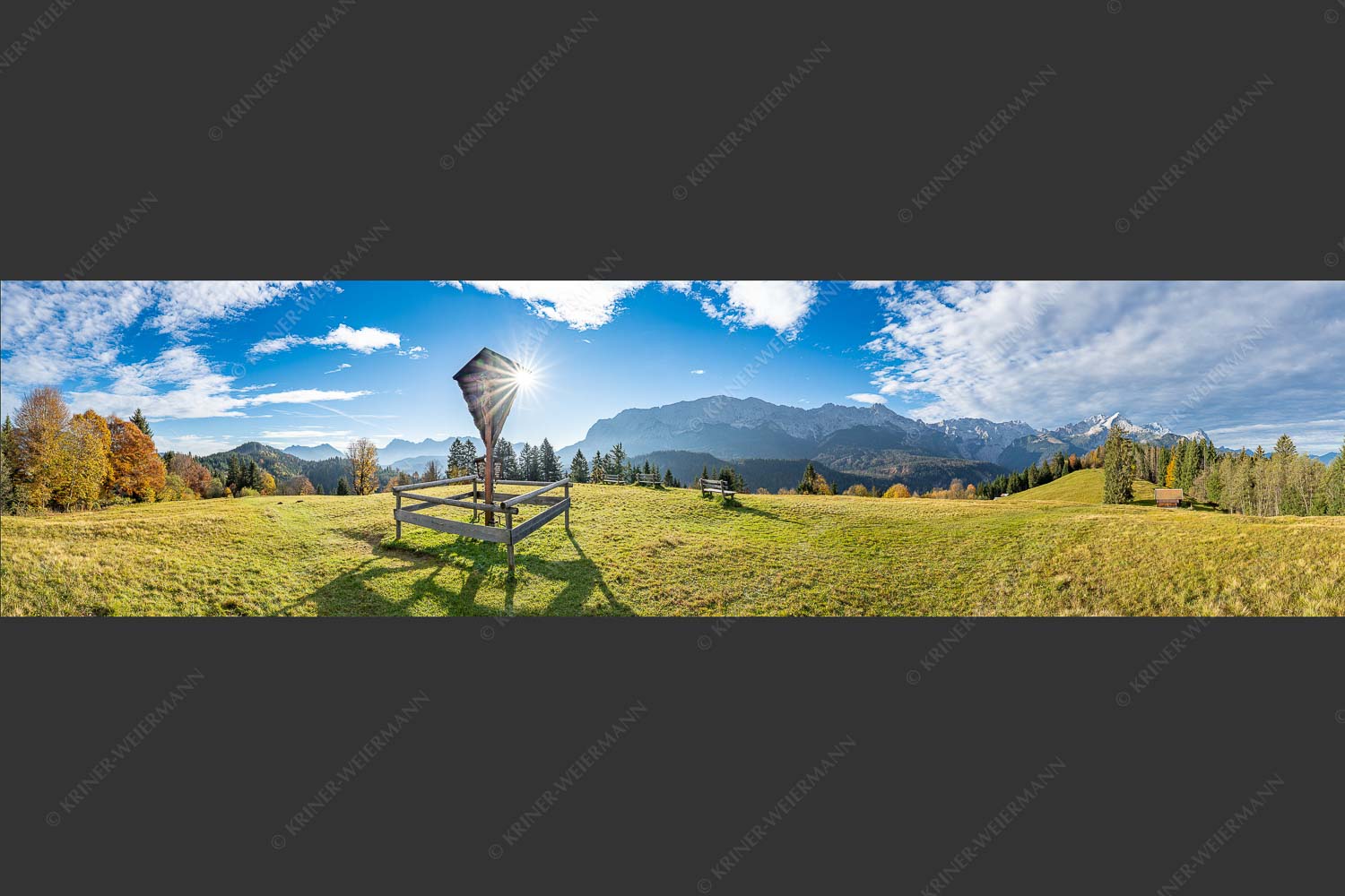 Wegkreuz mit Blick auf Karwendel- und Wettersteingebirge - Herrgot im Paradies III 4:1 -- Feldkreuz mit Eckbauer und Wetterstein - mehr Infos bei www.Kriner-Weiermann.de