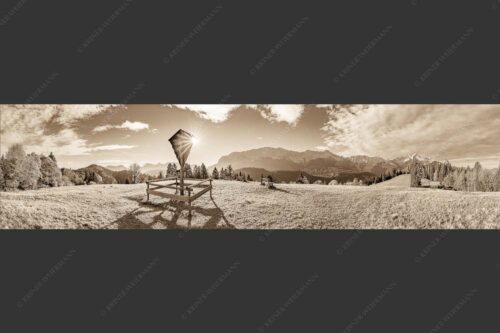 Wegkreuz mit Blick auf Karwendel- und Wettersteingebirge - Herrgot im Paradies III 4:1 sepia -- Feldkreuz mit Eckbauer und Wetterstein - mehr Infos bei www.Kriner-Weiermann.de