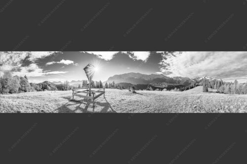 Wegkreuz mit Blick auf Karwendel- und Wettersteingebirge - Herrgot im Paradies III 4:1 sw -- Feldkreuz mit Eckbauer und Wetterstein - mehr Infos bei www.Kriner-Weiermann.de