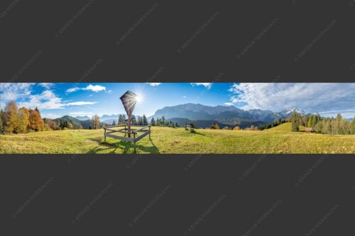 Wegkreuz mit Blick auf Karwendel- und Wettersteingebirge - Herrgot im Paradies III 5:1  -- Feldkreuz mit Eckbauer und Wetterstein - mehr Infos bei www.Kriner-Weiermann.de